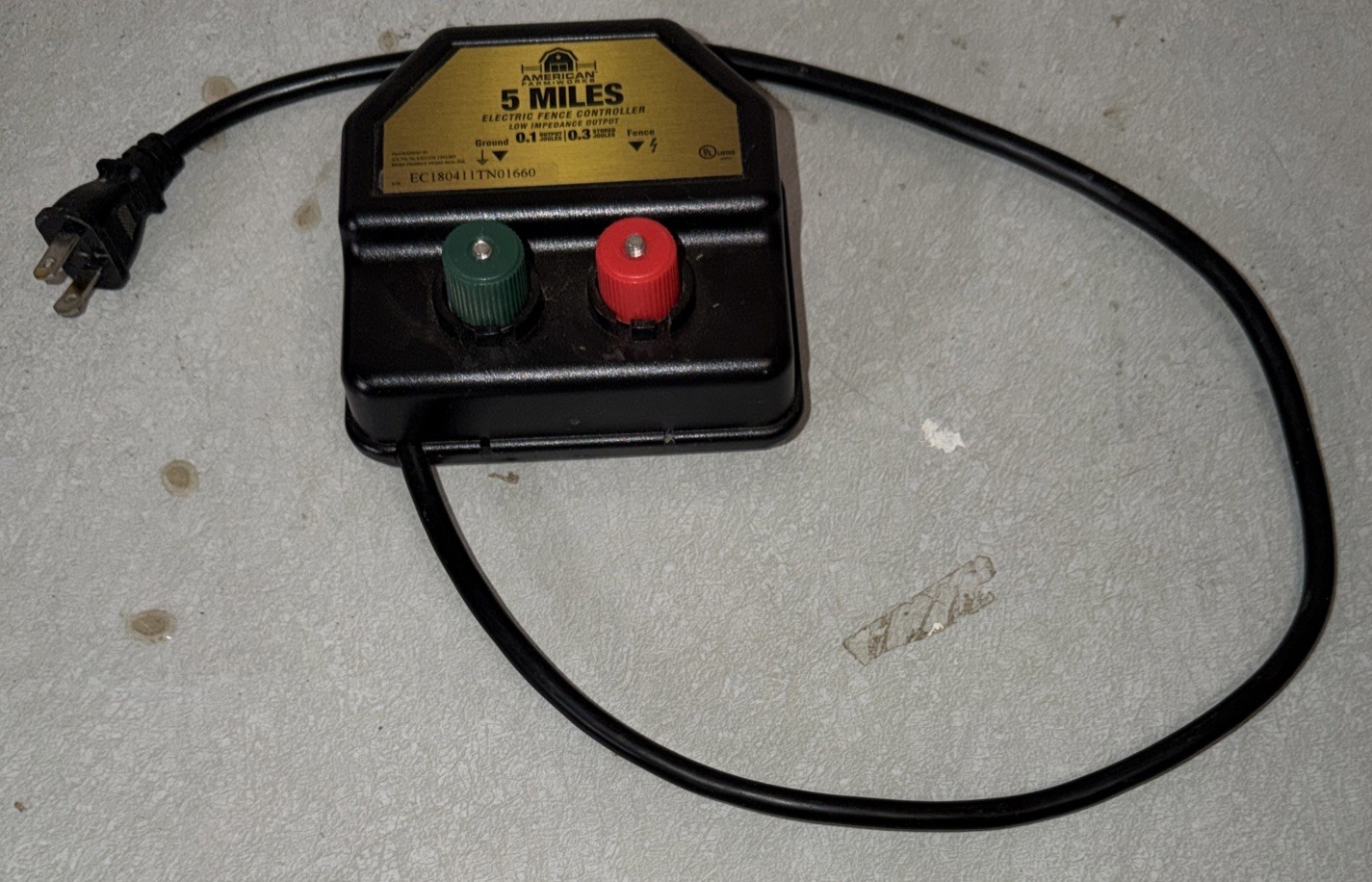 AMERICAN FARM WORKS 5 MILES ELECTRIC FENCE CONTROLLER LOW IMPEDANCE AC POWERED
