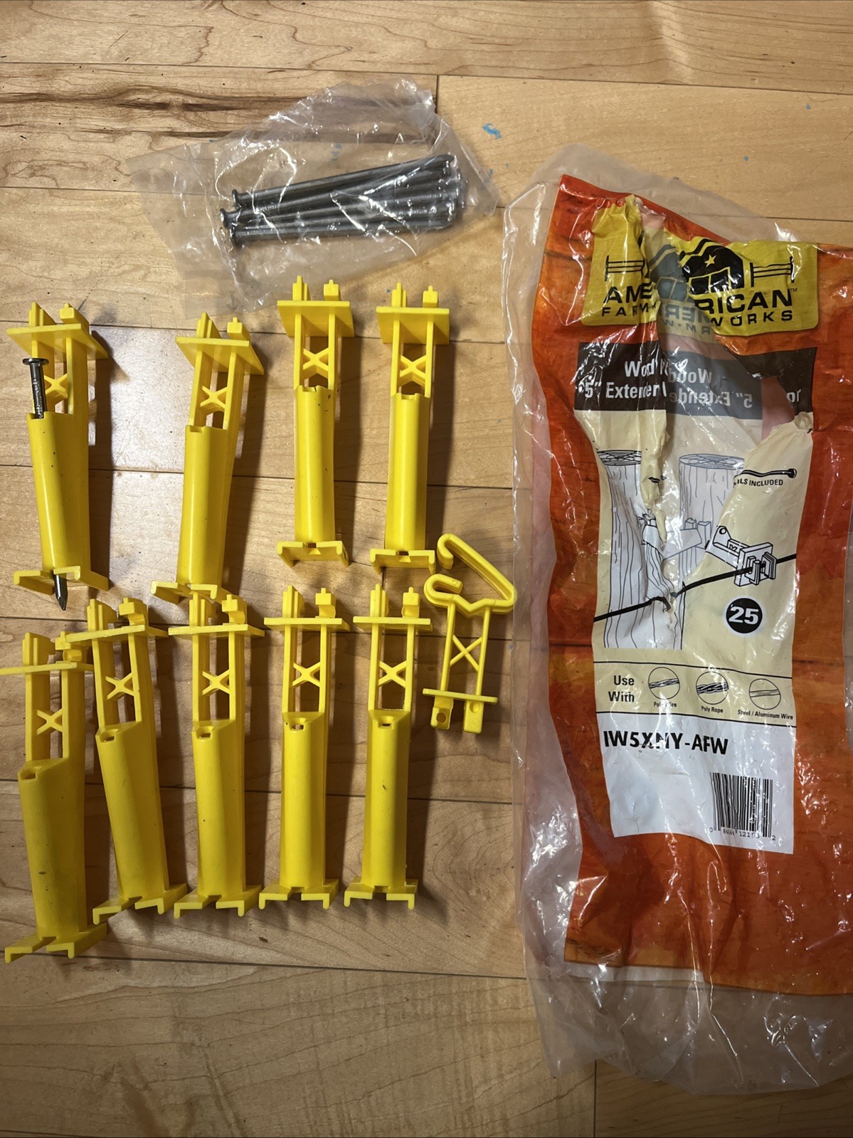 American Farm Works Wood Post 5” Extender Insulator 9 Count + 8 Nails + 1 Anker